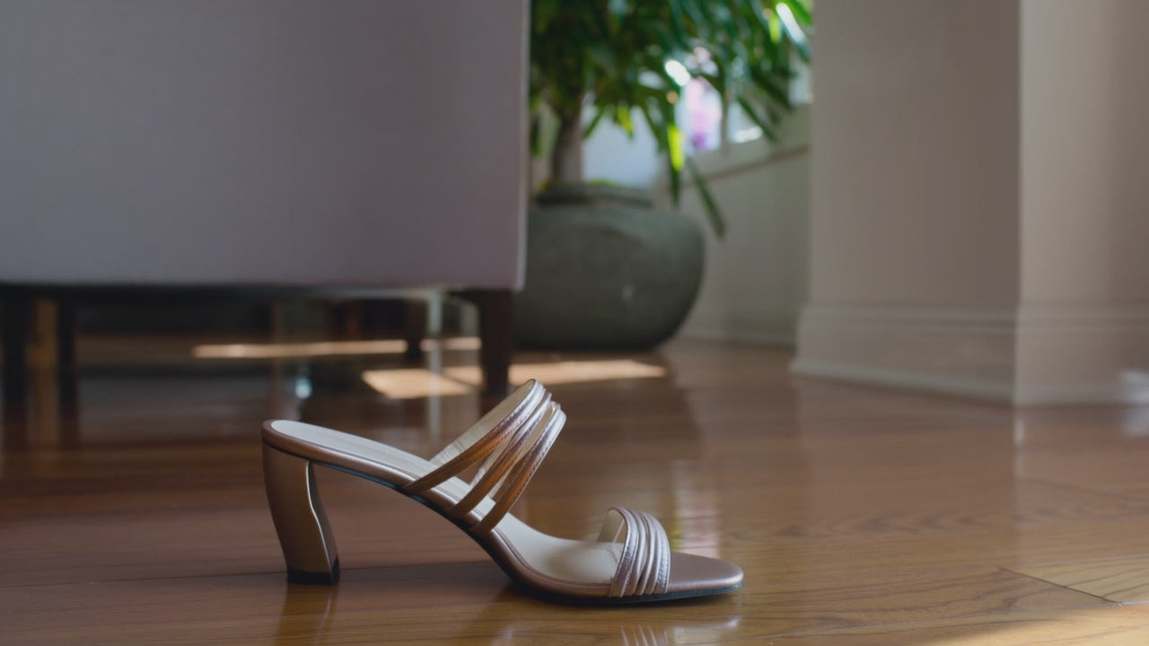 Video laden: Video showing well groomed feet dancing at a pools edge